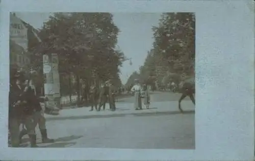 Foto Ak Berlin Mitte, Unter den Linden, Passanten