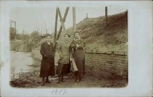 Foto Ak Berlin Schöneberg, Drei Frauen, Baustelle