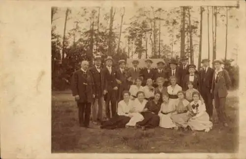 Foto Ak Berlin Wilmersdorf Grunewald, Gruppenfoto, Frauen, Männer