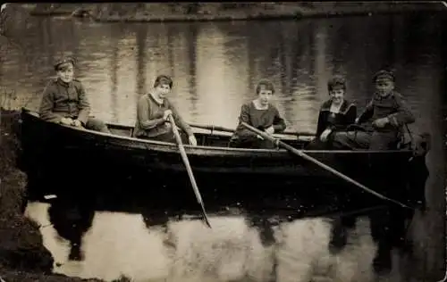 Foto Ak Berlin Tiergarten, Menschen im Ruderboot, Männer in Uniformen, See