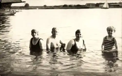 Foto Ak Berlin Reinickendorf Konradshöhe Tegelort Joersfelde Jörsfelde, Menschen im Wasser, Bademode