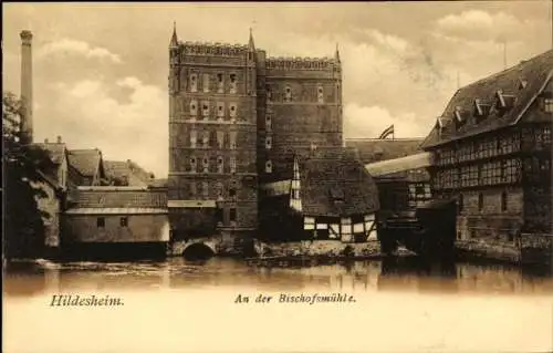 Ak Hildesheim in Niedersachsen, Fachwerkhaus, Fluss und Gebäude im Hintergrund