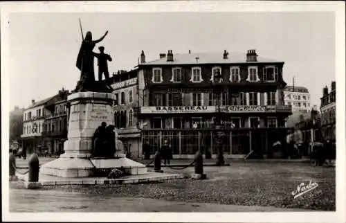 Ak Tarbes Hautes Pyrénées, Place de Verdun, Monument