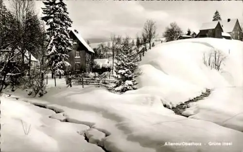 Ak Altenau Clausthal Zellerfeld im Oberharz, verschneite Häuser, Tannenbäume und ein Fluss