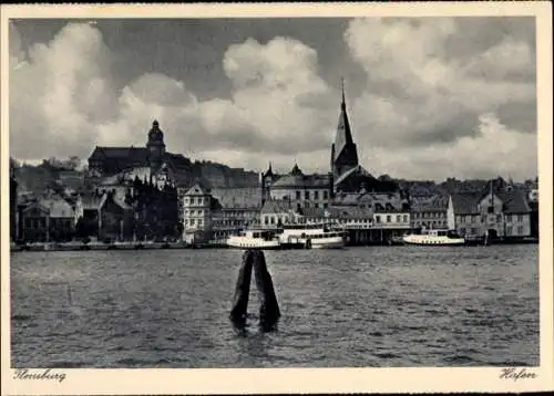 Ak Flensburg in Schleswig Holstein, Hafen, zwei Schiffe, dahinter eine Stadt mit vielen Gebäud...