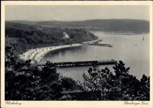 Ak Glücksburg an der Ostsee, Blick auf die Flensburger Förde, Personen am Strand und auf der S...