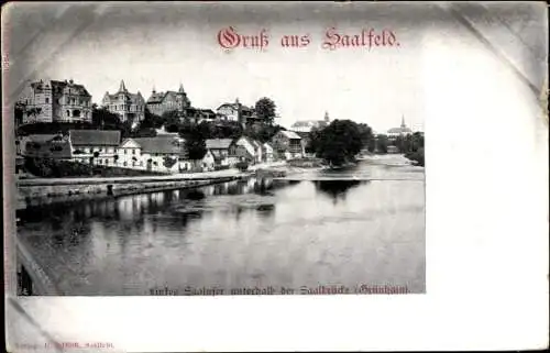 Ak Saalfeld an der Saale Thüringen, Gruß aus Saalfeld. Linkes Saalufer unterhalb der Saalbrück...