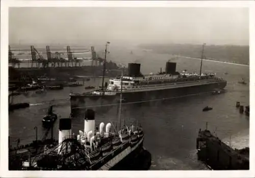 Ak Turbinen-Schnelldampfer Europa, Norddeutscher Lloyd, vor dem Dock Blohm & Voss