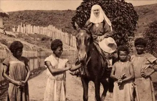 Ak Ozeanien, Missions d'Océanie, Religieuse en tournée, Missionarsschwester mit Mädchen