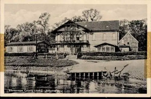 Ak Coswig in Anhalt, Hubertusberg, Elbterrasse Coswig (Anh.) - Fährstelle, Gasthaus mit Person...