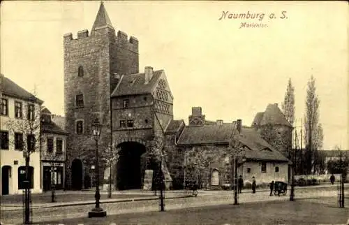 Ak Naumburg an der Saale, Stadtansicht mit Marientor, Straßenansicht, zwei Personen mit Hund u...