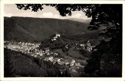 Ak Schwarzburg in Thüringen, Blick vom Trippstein, Schwarzburg, bewaldete Höhen, kleines Dorf