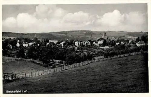 Ak Breckerfeld im Sauerland Westfalen, Breckerfeld I. W., ein Dorf mit Kirche, Häusern und Fel...