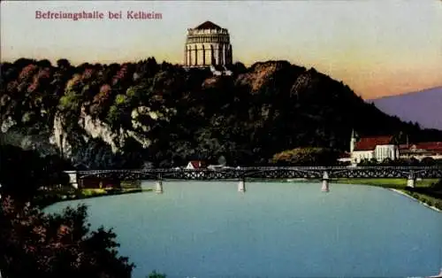 Ak Kelheim an der Donau Niederbayern, Die Befreiungshalle bei Kelheim ist auf der Vorderseite ...