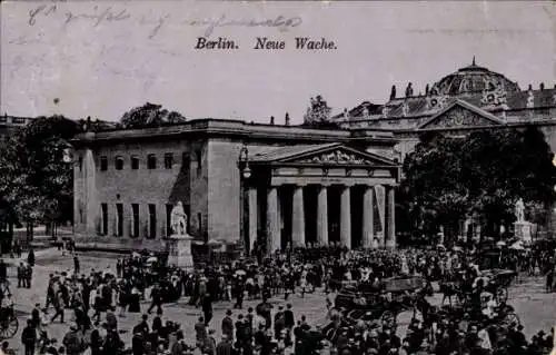 Ak Berlin Mitte, Neue Wache, Passanten