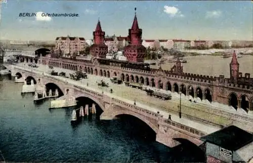 Ak Berlin Charlottenburg, Die Oderbaumbrücke in  Personen, Kutschen und ein Schiff sind zu sehen.