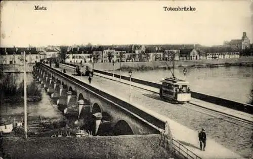 Ak Metz Moselle, Blick auf die Totenbrücke, Straßenbahn, Flusspartie, Soldat