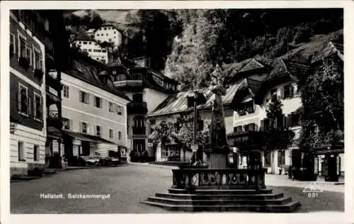 Ak Hallstatt im Salzkammergut Oberösterreich,  Marktplatz mit Brunnen