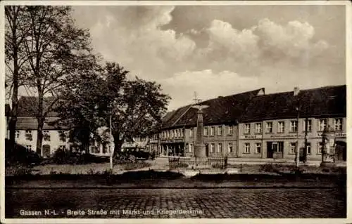 Ak Jasień Gassen Niederlausitz Ostbrandenburg, Breite Straße mit Markt und Kriegerdenkmal