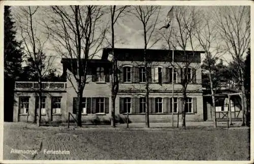 Ak Glinik Altensorge Ostbrandenburg, Haus mit Fenster, Bäume, Wiese, Fahne, historische Archit...