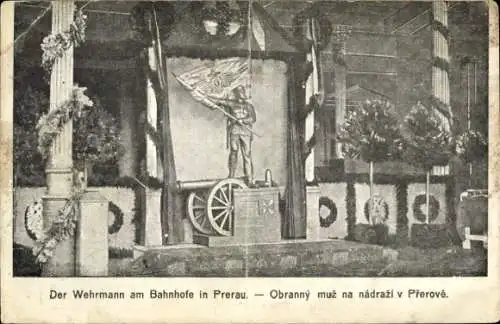 Ak Přerov Prerau Region Olmütz, Wehrmann, Bahnhof, Statue, historische Architektur, Denkmal