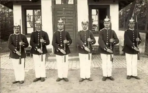 Foto Ak Karlsruhe in Baden, Sechs Soldaten in Uniform, vor einem Gebäude stehend