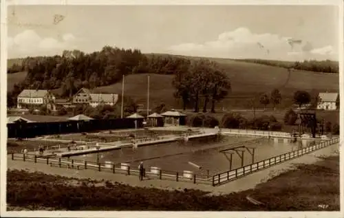 Ak Neuhausen im Erzgebirge, Freizeitbad mit Schwimmbecken, Sportplatz, umliegende...