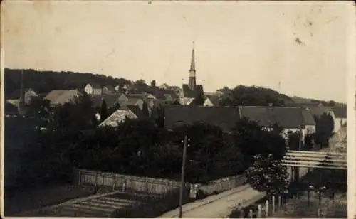 Ak Großsteinberg Parthenstein in Sachsen, Blick auf eine Kirche, ländliche Häuser, Bäume, länd...