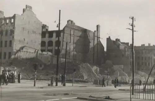 Original Foto Berlin-Friedrichshain, zerstörte Häuser Frankfurter Allee / Petersburger Str., um 1946