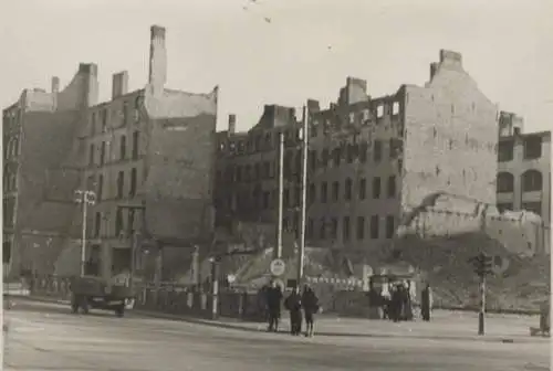 Original Foto Berlin-Friedrichshain, zerstörte Häuser Frankfurter Allee / Petersburger Str., um 1946