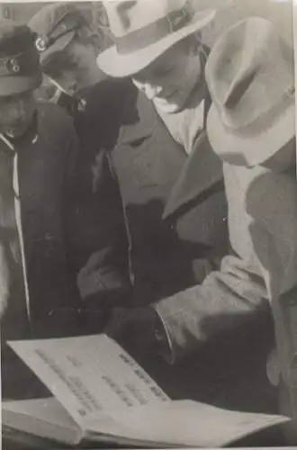 Original Foto Berlin-Mitte, Briefmarkenausstellung im Zeughaus, Unter den Linden 2, um 1946