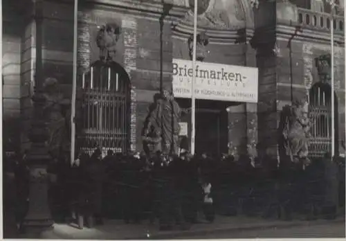 Original Foto Berlin-Mitte, Briefmarkenausstellung im Zeughaus, Unter den Linden 2, um 1946