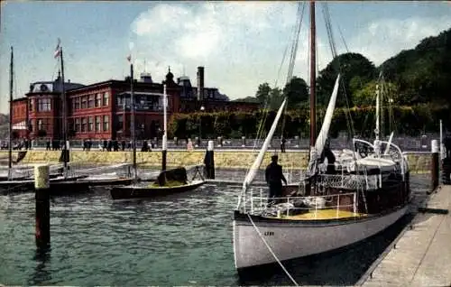 Ak Kiel, Hafen, Kaiserliches Yacht Club Gebäude, S.M.S. Lens vor Marine Akademie