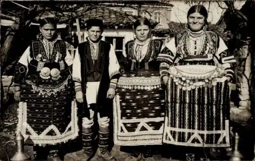 Foto Ak Mazedonien, Personen in Trachten