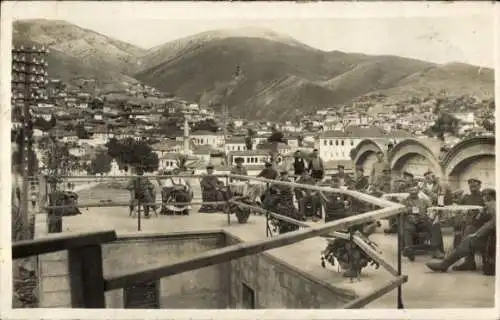 Ak Veles Mazedonien, Soldaten sitzen auf einer Terrasse, Panorama