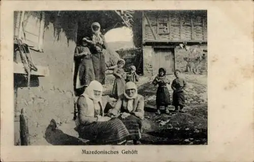 Ak Mazedonien, Mazedonisches Gehöft, Personen in Trachten