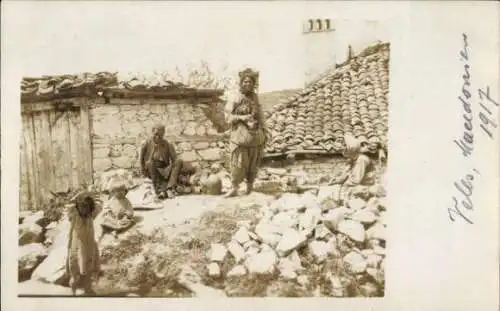 Foto Ak Veles Mazedonien, Familie vor einem Haus