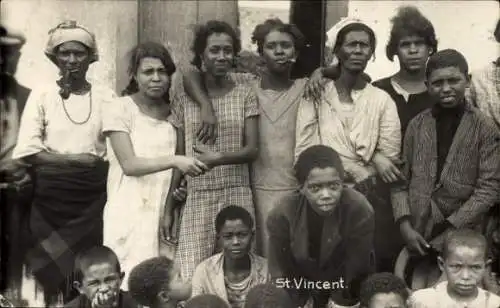 Foto Ak Saint Vincent und die Grenadinen Karibik, Menschengruppe