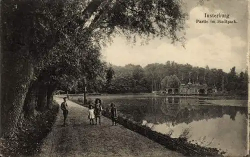 Ak Tschernjachowsk Insterburg Ostpreußen, Partie im Stadtpark, Promenade am Wasser