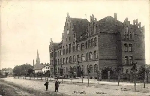 Ak Pritzwalk in der Prignitz, Straßenpartie am Schulhaus