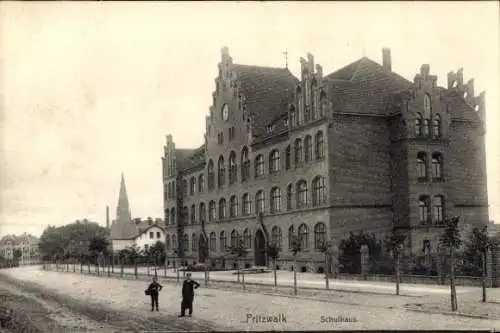 Ak Pritzwalk in der Prignitz, Straßenpartie an der Schule