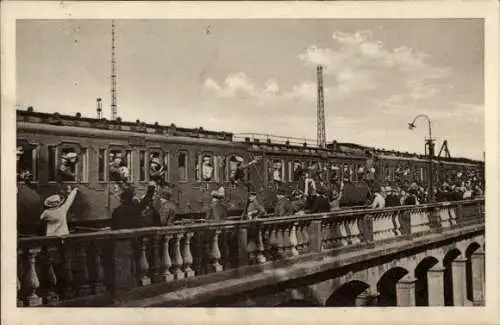 Ak Magdeburg an der Elbe, Ausziehende Soldaten, Hauptbahnhof