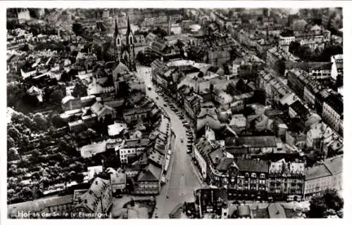 Ak Hof an der Saale Oberfranken Bayern, Stadtansicht von oben, Straßen, viele Haeuser, ein Tur...