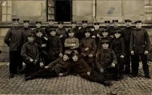 Foto Ak  Saarlouis im Saarland, Deutsche Soldaten in Uniform