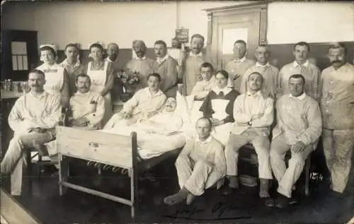 Foto Ak Mannheim in Baden, Lazarett, Gruppenbild, Krankenbett, Pflegepersonal