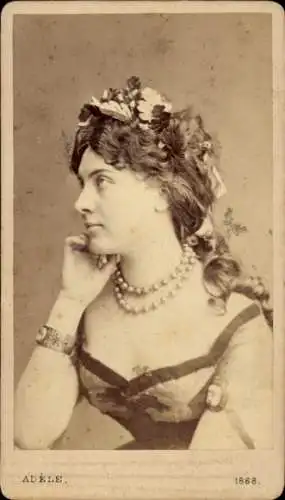 CdV Frauenportrait im Profil, Kopfschmuck, Perlenkette, 1868