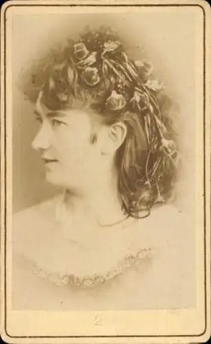 CdV Frauenportrait, Blumenschmuck im Haar