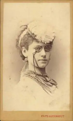 CdV Portrait, Junge Frau mit Kopfschmuck, Zwicker, Perlenketten