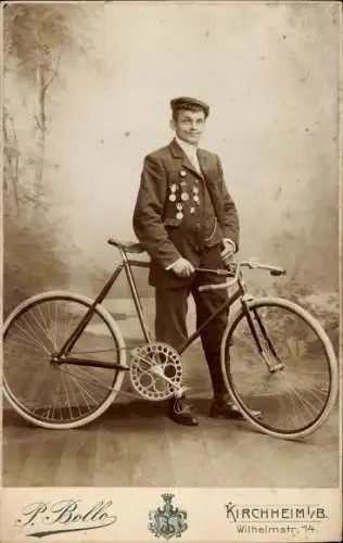 Kabinett Foto Junger Mann im Anzug, Abzeichen, Standportrait, Fahrrad