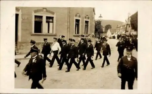 Foto Ak Elterlein im Erzgebirge, Männer bei einem Festmarsch